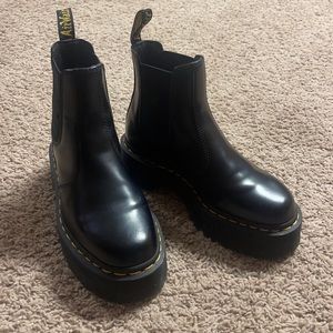 DOC MARTENS. 2976 POLISHED SMOOTH PLATFORM CHELSEA BOOTS.
